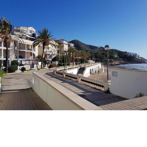 Ground floor facing the sea, in complex with pool and common areas