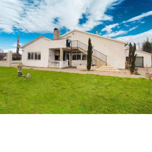 Lavish Villa in Villamuriel de Cerrato with Swimming Pool