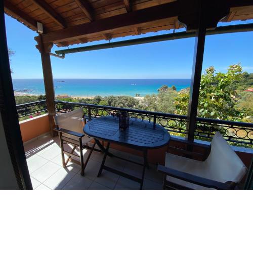 Papadatos Apts With Amazing View - 5mins from the beach