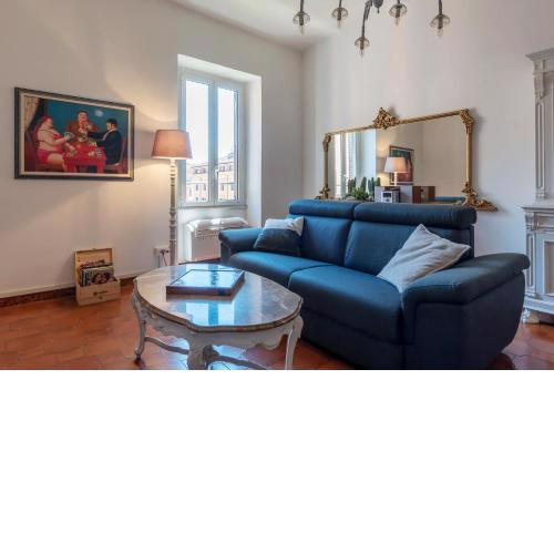 Santa Maria Maggiore Roomy and Bright Flat