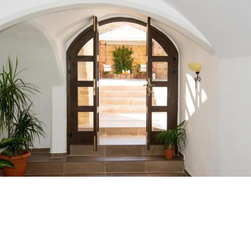 Villa Leon - Private courtyard serenity